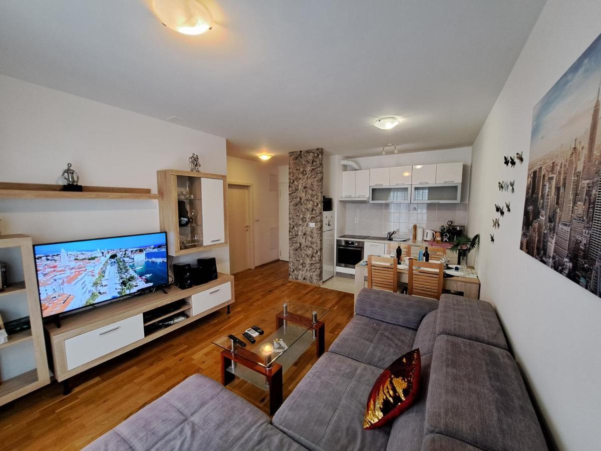 Mariposa, Apartment With Balcony, Private Parking In The Garage, Near The Biggest Shopping Center Mall Of Split Exteriör bild